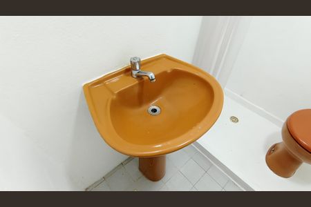 Banheiro Social de kitnet/studio para alugar com 1 quarto, 27m² em Cidade Baixa, Porto Alegre