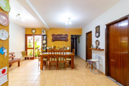 Casa à venda com 250m², 3 quartos e 4 vagas Casa à venda com 250m², 3 quartos e 4 vagasSala de jantar