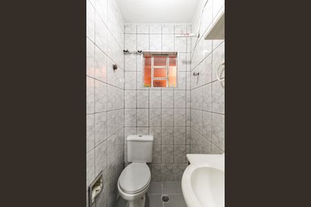 Banheiro de casa para alugar com 1 quarto, 23m² em Conjunto Residencial José Bonifácio, São Paulo