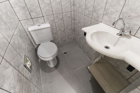 Banheiro de casa para alugar com 1 quarto, 23m² em Conjunto Residencial José Bonifácio, São Paulo