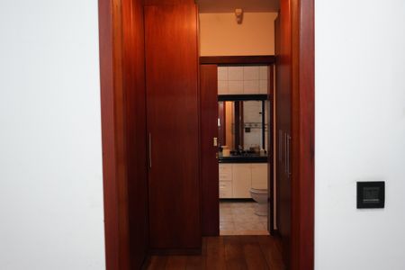 Casa à venda com 320m², 5 quartos e 3 vagasSuíte 1