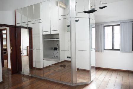 Casa à venda com 320m², 5 quartos e 3 vagasSuíte 2