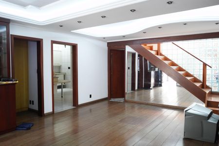 Casa à venda com 5 quartos, 250m² em Vila Gomes Cardim, São Paulo