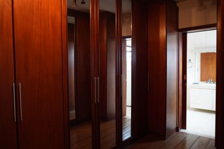 Casa à venda com 320m², 5 quartos e 3 vagasSuíte 2