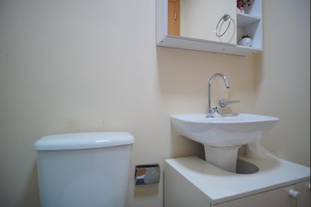 Banheiro da Suíte de apartamento para alugar com 3 quartos, 68m² em Jardim Carvalho, Porto Alegre