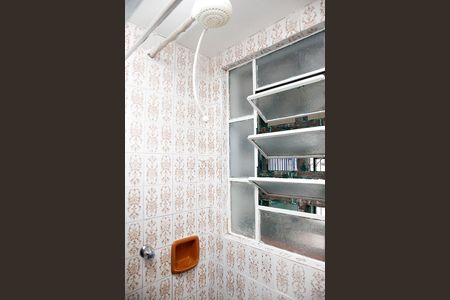 Banheiro Social de kitnet/studio para alugar com 1 quarto, 30m² em Azenha, Porto Alegre