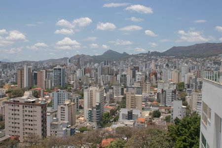 Vista da sala de apartamento para alugar com 3 quartos, 93m² em Santo Antônio, Belo Horizonte