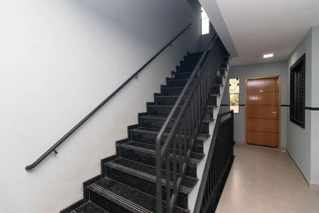 Apartamento à venda com 43m², 2 quartos e 1 vaga Apartamento à venda com 43m², 2 quartos e 1 vagaEscada