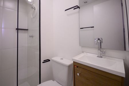 Banheiro  de apartamento para alugar com 1 quarto, 18m² em Vila Santo Estefano, São Paulo