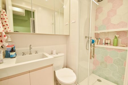 Apartamento à venda com 148m², 3 quartos e 4 vagas Apartamento à venda com 148m², 3 quartos e 4 vagasBanheiro da Suíte 1