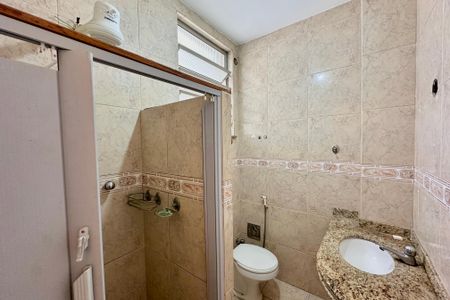 Banheiro de kitnet/studio para alugar com 1 quarto, 31m² em Centro, Rio de Janeiro