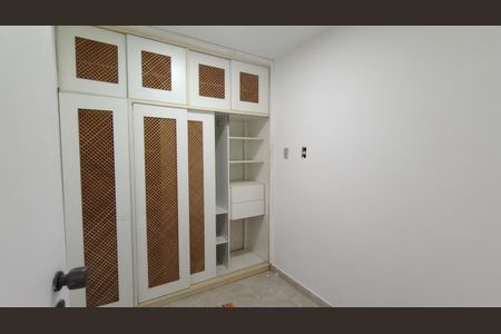 Casa de condomínio à venda com 241m², 4 quartos e 3 vagas Casa de condomínio à venda com 241m², 4 quartos e 3 vagasQuarto de Serviço