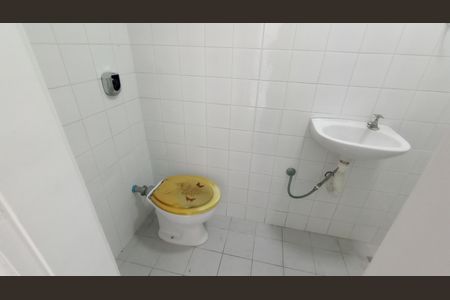 Casa de condomínio à venda com 241m², 4 quartos e 3 vagas Casa de condomínio à venda com 241m², 4 quartos e 3 vagasBanheiro de Serviço