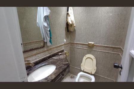 Casa de condomínio à venda com 241m², 4 quartos e 3 vagas Casa de condomínio à venda com 241m², 4 quartos e 3 vagasLavabo