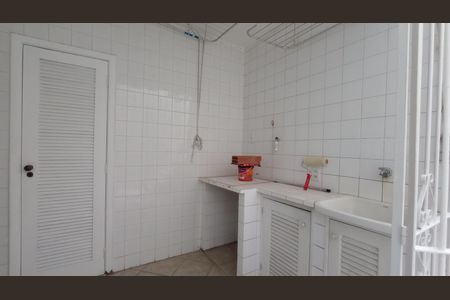 Casa de condomínio à venda com 241m², 4 quartos e 3 vagas Casa de condomínio à venda com 241m², 4 quartos e 3 vagasÁrea de Serviço