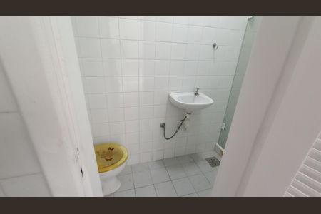 Casa de condomínio à venda com 241m², 4 quartos e 3 vagas Casa de condomínio à venda com 241m², 4 quartos e 3 vagasBanheiro de Serviço