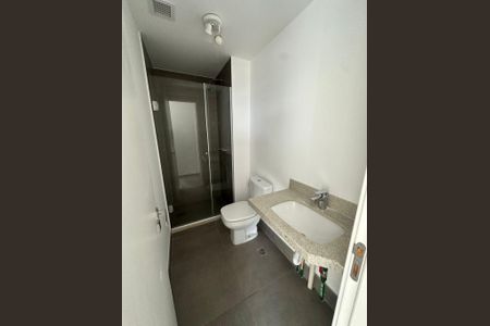 Banheiro  de apartamento para alugar com 2 quartos, 56m² em São Sebastião, Porto Alegre