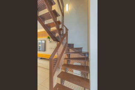 Casa de condomínio à venda com 160m², 3 quartos e 2 vagas Casa de condomínio à venda com 160m², 3 quartos e 2 vagasEscada