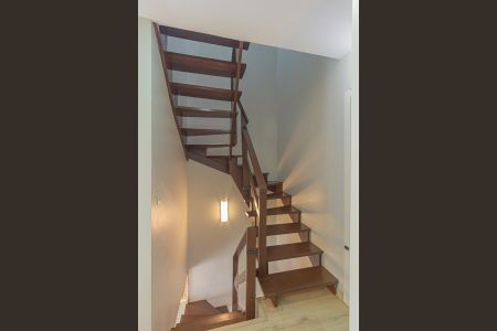 Casa de condomínio à venda com 160m², 3 quartos e 2 vagas Casa de condomínio à venda com 160m², 3 quartos e 2 vagasEscada