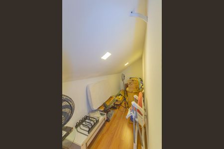 Casa de condomínio à venda com 160m², 3 quartos e 2 vagas Casa de condomínio à venda com 160m², 3 quartos e 2 vagasSótão