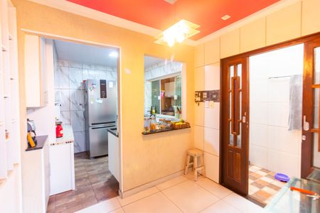 Casa à venda com 121m², 2 quartos e 2 vagasCozinha 