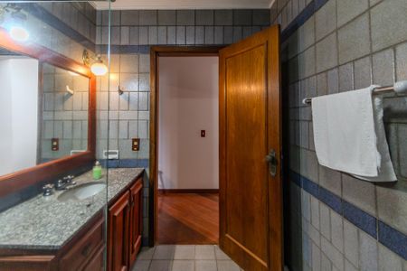 Casa à venda com 220m², 3 quartos e 2 vagas Casa à venda com 220m², 3 quartos e 2 vagasBanheiro Social