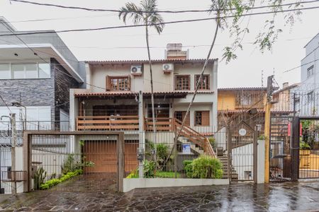 Casa à venda com 220m², 3 quartos e 2 vagas Casa à venda com 220m², 3 quartos e 2 vagasFachada