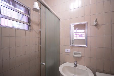 Banheiro  de casa de condomínio para alugar com 1 quarto, 50m² em Vila das Merces, São Paulo