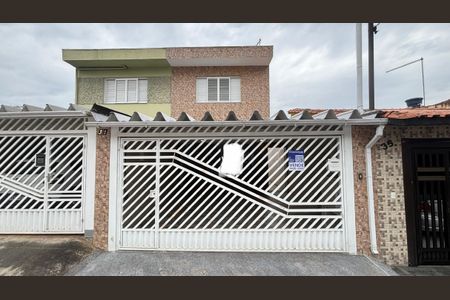 Casa à venda com 145m², 3 quartos e 2 vagas Casa à venda com 145m², 3 quartos e 2 vagasFachada