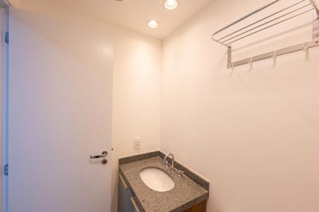 Studio para alugar com 19m², 1 quarto e sem vaga Studio para alugar com 19m², 1 quarto e sem vagaBanheiro Social