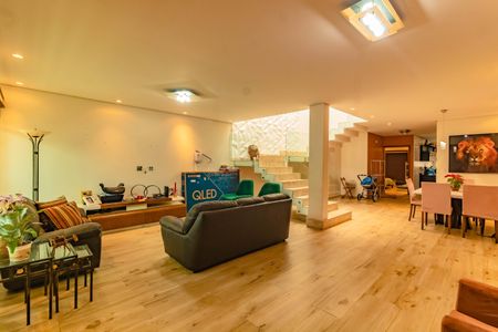 Casa à venda com 4 quartos, 449m² em Cidade Vargas, São Paulo