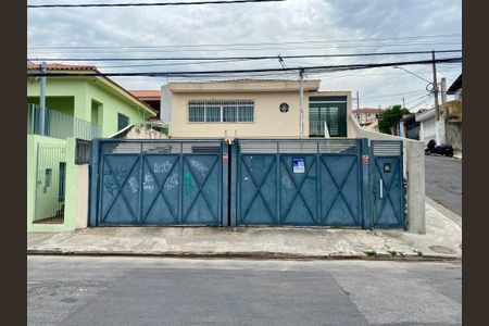 Casa à venda com 249m², 3 quartos e 6 vagasFachada