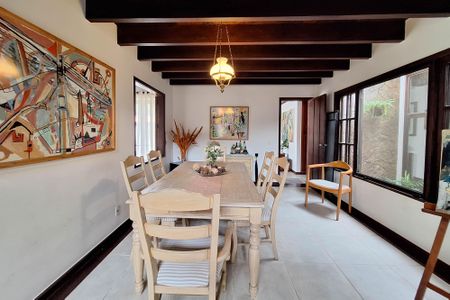 Sala de casa de condomínio à venda com 4 quartos, 990m² em Itaipu, Niterói