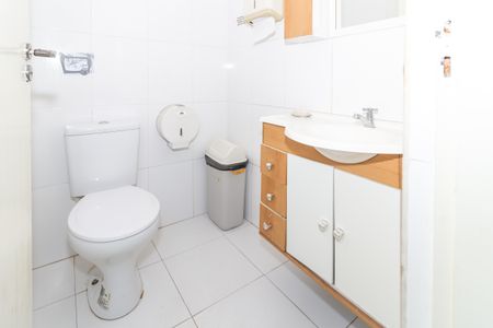 Casa à venda com 247m², 4 quartos e 2 vagas Casa à venda com 247m², 4 quartos e 2 vagasBanheiro de Serviço