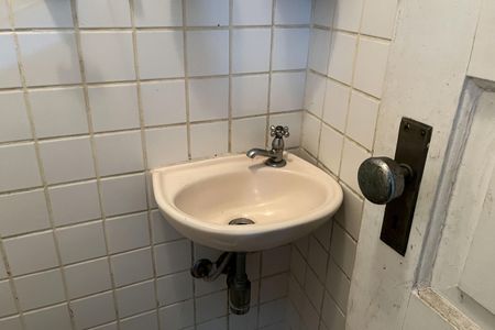 Lavabo de casa de condomínio para alugar com 2 quartos, 90m² em Encruzilhada, Santos