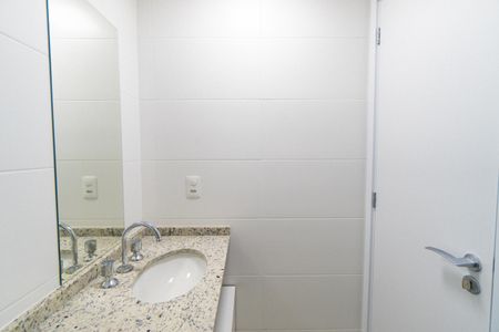 Banheiro de kitnet/studio para alugar com 1 quarto, 27m² em Vila Guarani (zona Sul), São Paulo