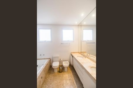 Apartamento à venda com 284m², 4 quartos e 5 vagasBanheiro da Suíte 2