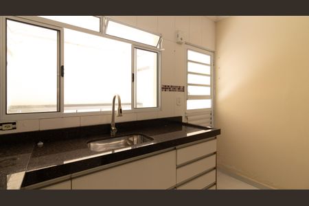 Casa à venda com 90m², 2 quartos e 2 vagas Casa à venda com 90m², 2 quartos e 2 vagasCozinha