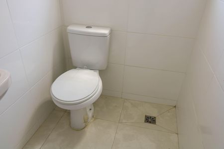 Banheiro Social de kitnet/studio para alugar com 1 quarto, 25m² em Piedade, Rio de Janeiro