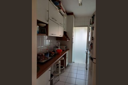 Cozinha de apartamento à venda com 2 quartos, 60m² em Jardim Tupanci, Barueri