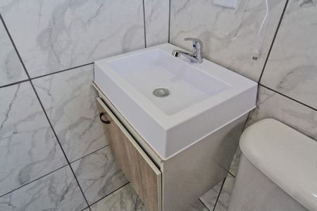 Banheiro social de kitnet/studio para alugar com 1 quarto, 17m² em Vila Nina, São Paulo