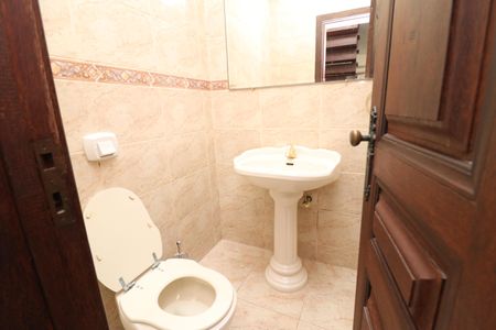 Lavabo de casa para alugar com 5 quartos, 520m² em Jardim Guanabara, Rio de Janeiro