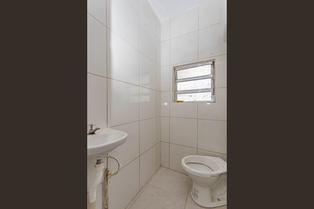 Banheiro Social de casa para alugar com 1 quarto, 60m² em Vila Liviero, São Paulo