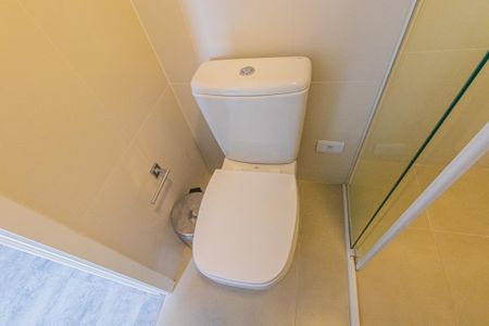 Banheiro Social de kitnet/studio para alugar com 1 quarto, 25m² em Água Verde, Curitiba