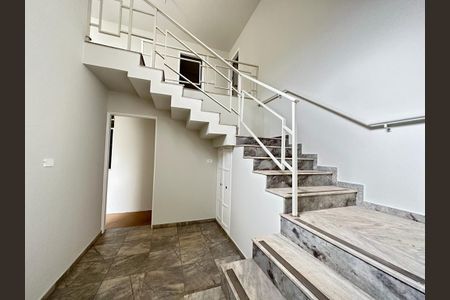 Corredor de casa para alugar com 8 quartos, 406m² em Centro, Uberlândia