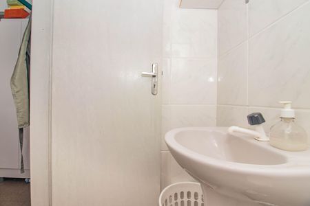 Casa à venda com 132m², 3 quartos e 5 vagas Casa à venda com 132m², 3 quartos e 5 vagasBanheiro da Peça Auxiliar