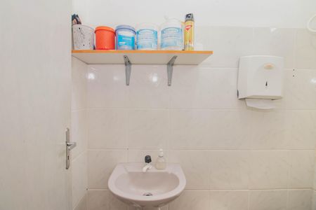 Casa à venda com 132m², 3 quartos e 5 vagas Casa à venda com 132m², 3 quartos e 5 vagasBanheiro da Peça Auxiliar