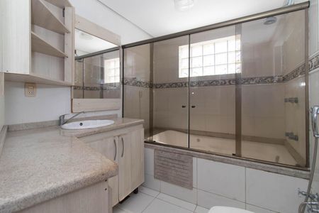 Casa à venda com 341m², 3 quartos e 8 vagasBanheiro da Suíte