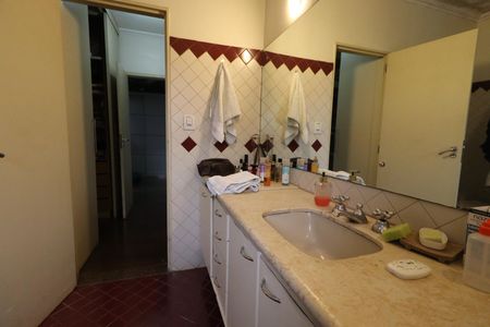 Casa para alugar com 560m², 7 quartos e 8 vagasBanheiro da Suíte 1