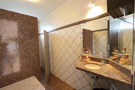 Casa para alugar com 560m², 7 quartos e 8 vagasÁrea comum - Banheiro